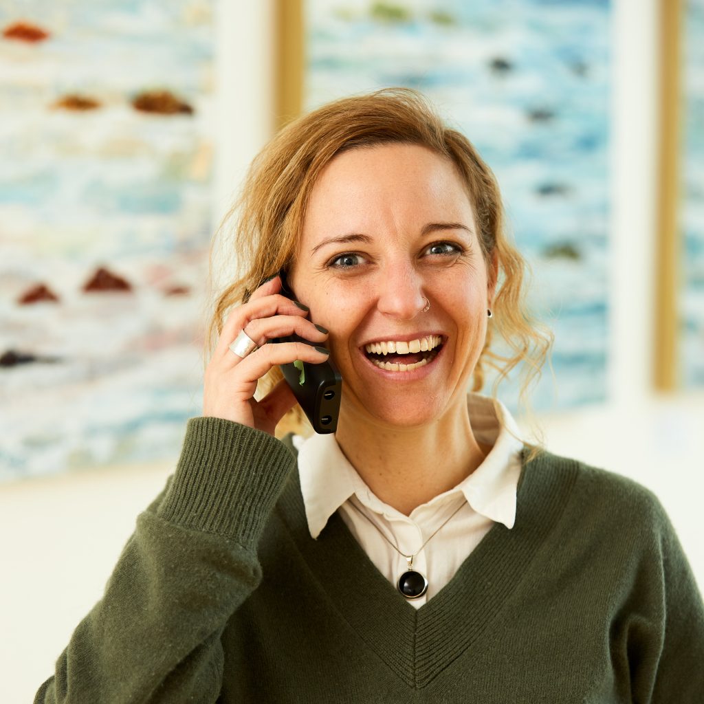 Portrait von Geschäftsführerin Nadja Rogasch am Telefon