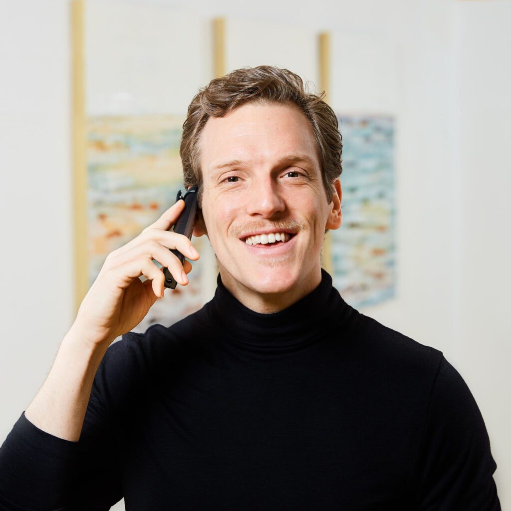Mitarbeiter Patrick Striegl am Telefon