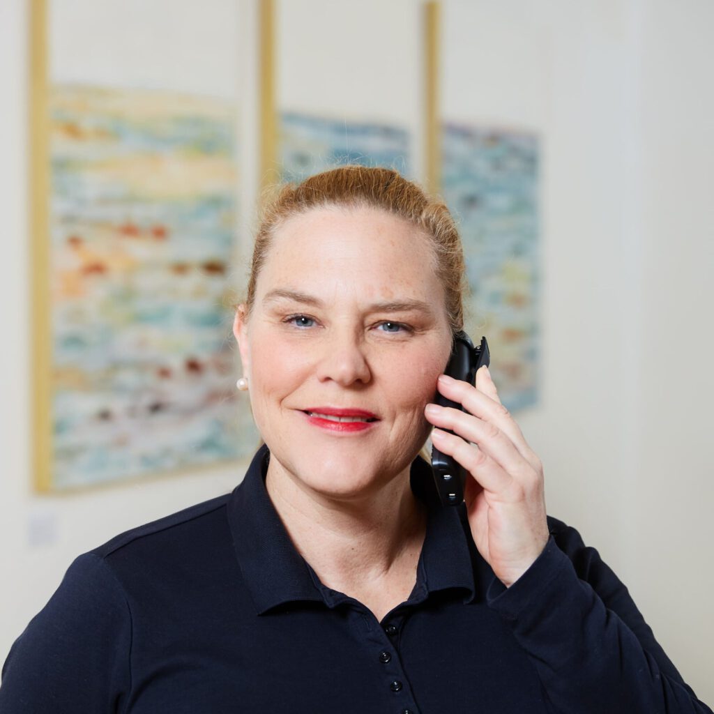 Mitarbeiterin Petra Baur am Telefon